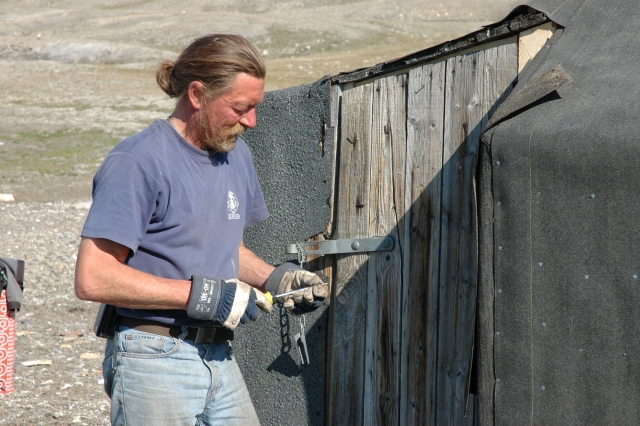 Restoring Ragnhilds Hytta. August 2008
